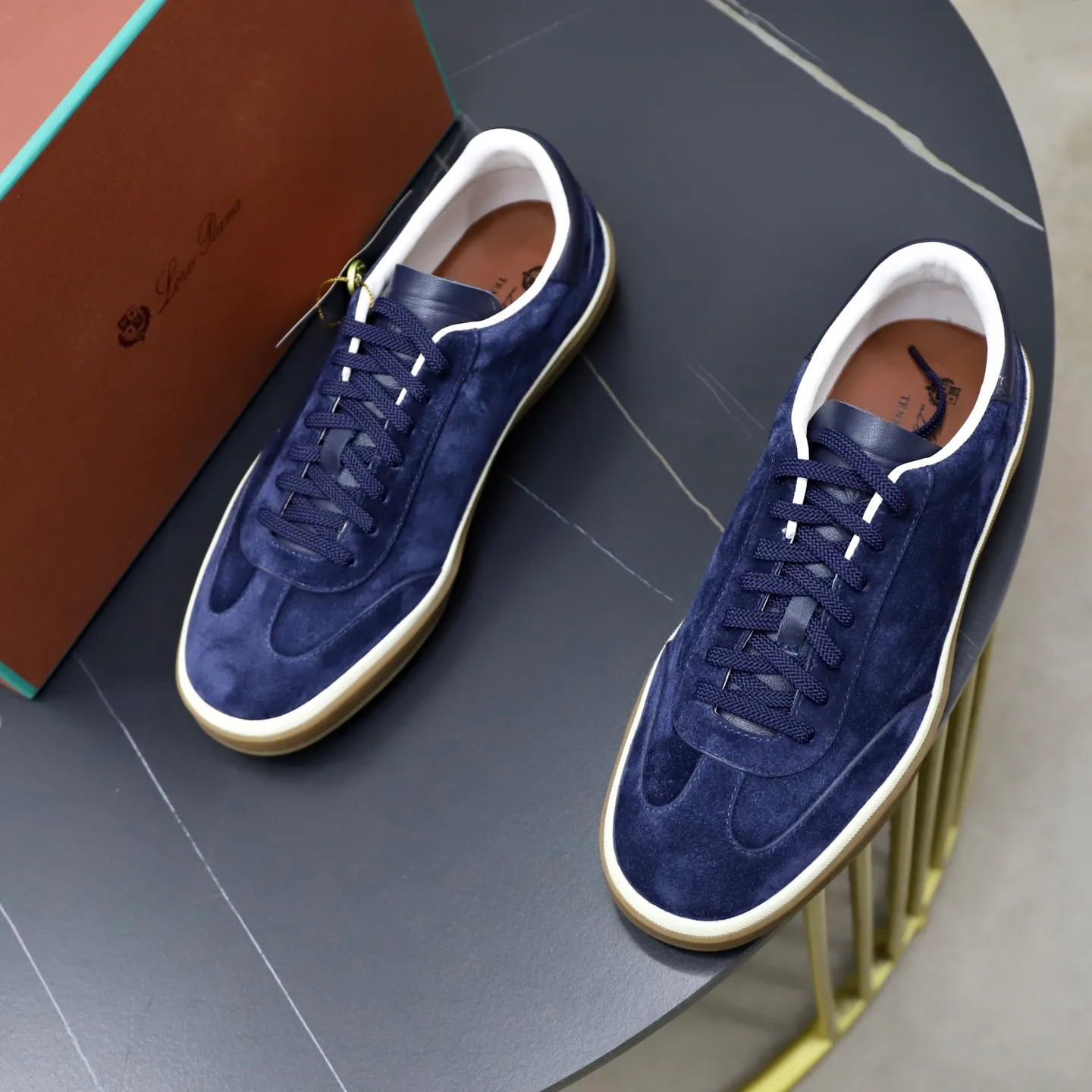 Ex-factory price: 560💰Loro Riana men’s moral training sneakers! Made from high-quality materials and designed in a low-cut silhouette, it offers an elegant and stylish look that's suitable for year-round wear. The unique double-layer sole aesthetic design, caramel cup-shaped outsole is decorated with off-white rubber trim, creating an attractive color combination. Pair with tailored pieces or jeans for a sophisticated yet casual look. The heel is decorated with soft cow leather tongue with Kummel color inserts and cotton laces with embossed LP logo. Upper: cow split suede. Lining: original thickened soft sheepskin. Size: 38-39-40-41-42-43-44 (customized in 45.46)